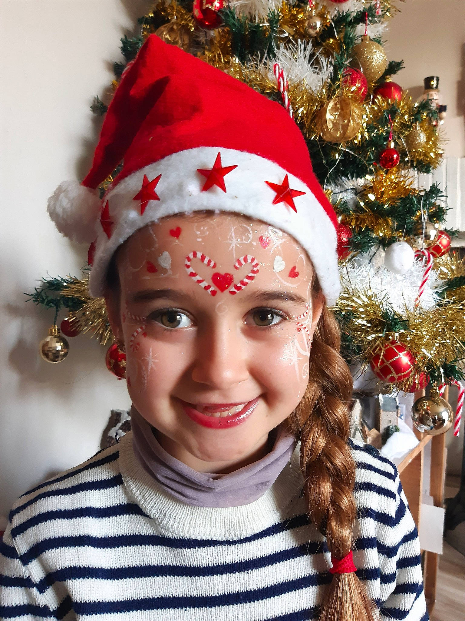 Coline a rejoint le concours — aidez-le/la à gagner de superbes lots ! cap, christmas, christmas_decoration, christmas_ornament, christmas_tree, conifer, costume_hat, event, fashion_accessory, happy, head, headgear, headwear, holiday, holiday_ornament, joy, ornament, person, smile, tradition