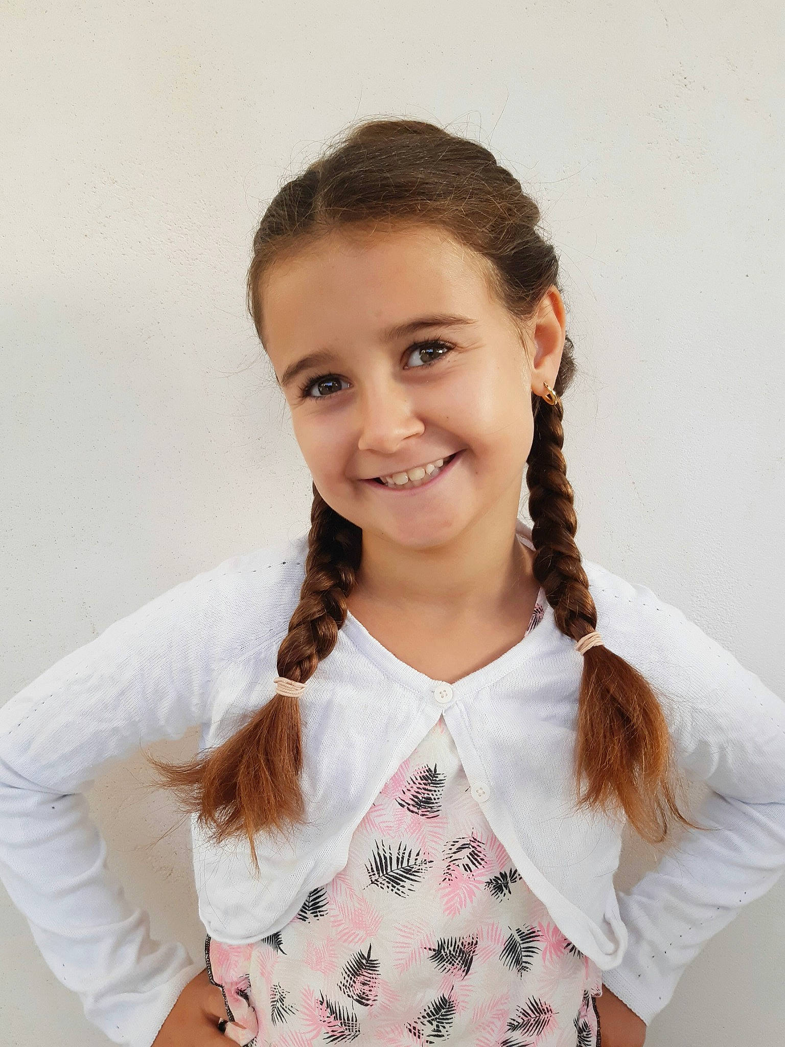 Coline participe au concours pour gagner de l'argent avec cette photo : brown_hair, child, collar, day_dress, dress_shirt, eye, eyelash, fashion_accessory, fashion_design, gesture, happy, human_body, joy, long_hair, makeover, neck, pattern, person, shoulder, sleeve