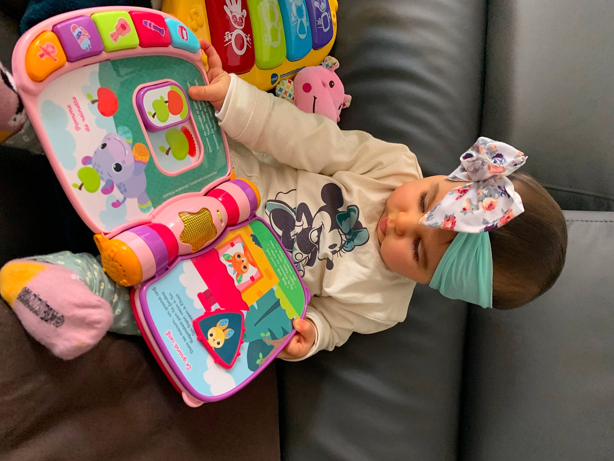 Elyana participe au concours pour gagner de l'argent avec cette photo : baby_products, baby_toys, carmine, child, event, finger, fun, hand, headwear, holiday, nail, person, plastic, play, room, sitting, stuffed_toy, toy, toy_vehicle, visual_arts