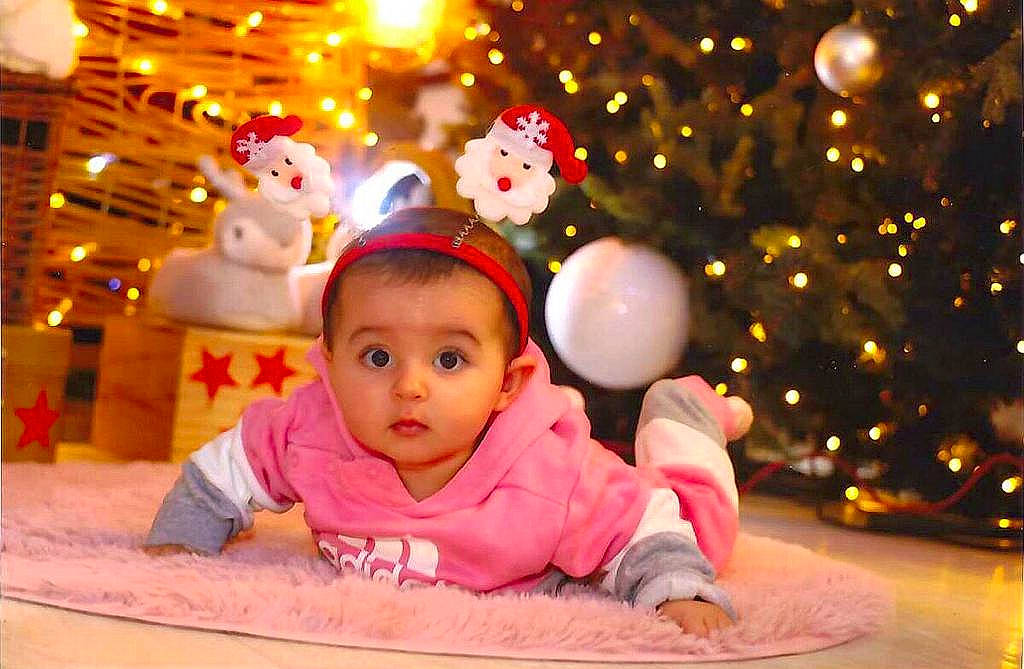 Elyana participe au concours pour gagner de l'argent avec cette photo : baby, baby_toddler_clothing, beauty, child, christmas, christmas_decoration, christmas_eve, christmas_ornament, christmas_tree, decoration, event, flooring, fun, happy, holiday, leisure, light, lighting, ornament, person