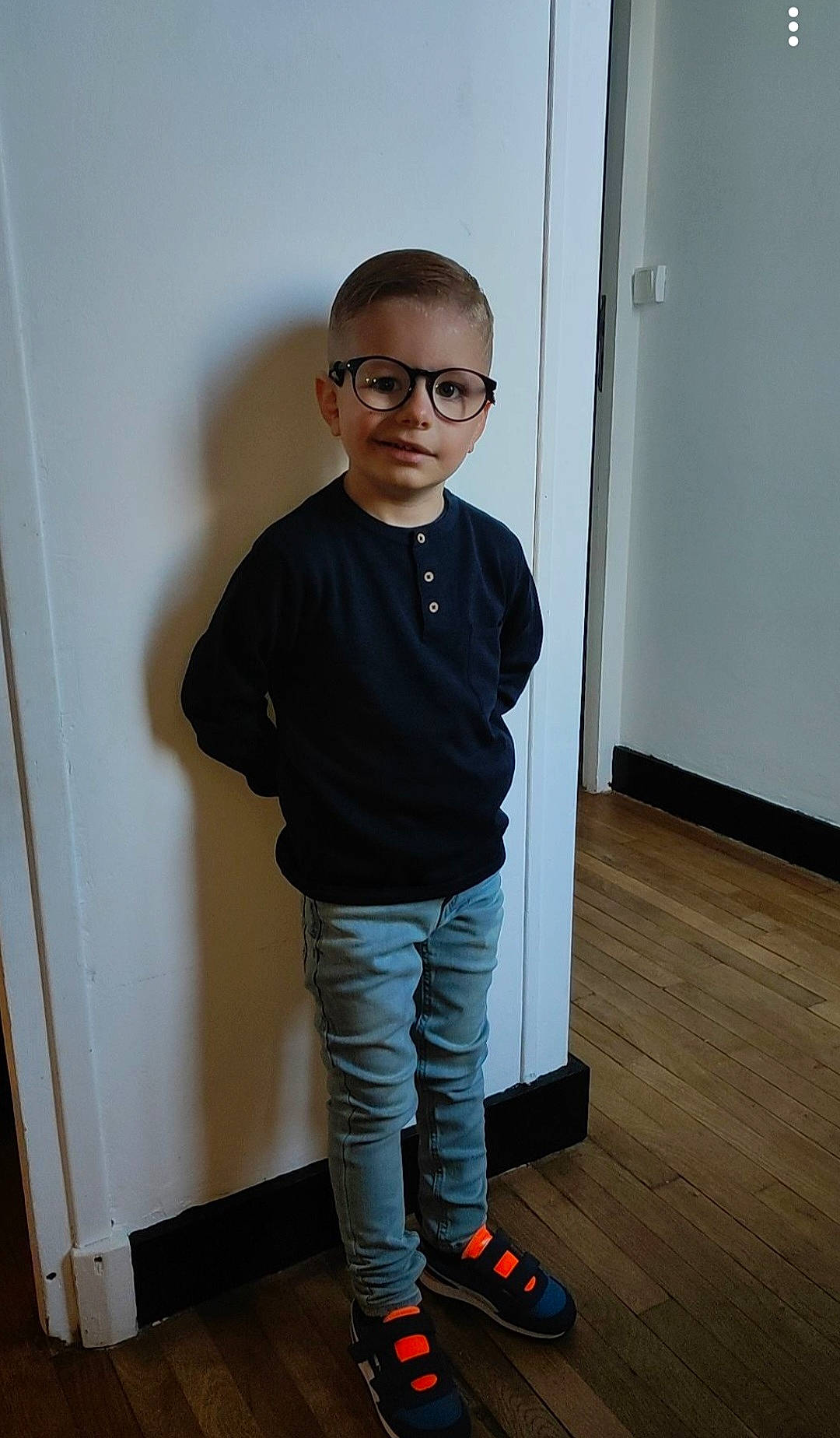 Manoah a rejoint le concours — aidez-le/la à gagner de superbes lots ! child, denim, electric_blue, eyewear, fashion_design, flooring, glasses, hardwood, joint, knee, outdoor_shoe, person, shoulder, sleeve, sportswear, t_shirt, toddler, vision_care, waist, wood