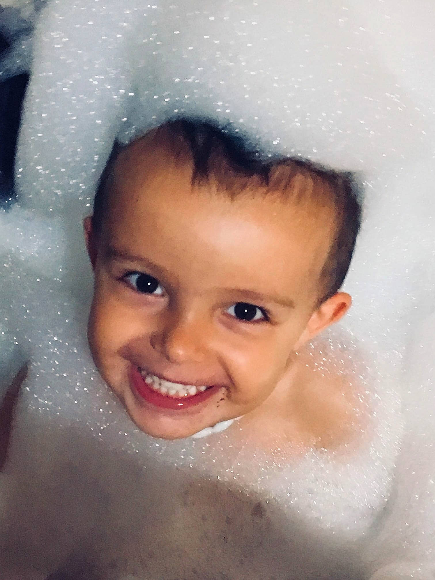 Gabin participe au concours pour gagner de l'argent avec cette photo : baby_bathing, bathing, cheek, child, chin, close_up, eye, eyebrow, face, facial_expression, foam, forehead, fun, head, joy, lip, mouth, nose, person, skin