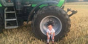 Gabin participe au concours pour gagner de l'argent avec cette photo : agricultural_machinery, agriculture, automotive_tire, automotive_wheel_system, farm, farmworker, field, grass, plant, plough, soil, tire, tractor, vehicle, wheel