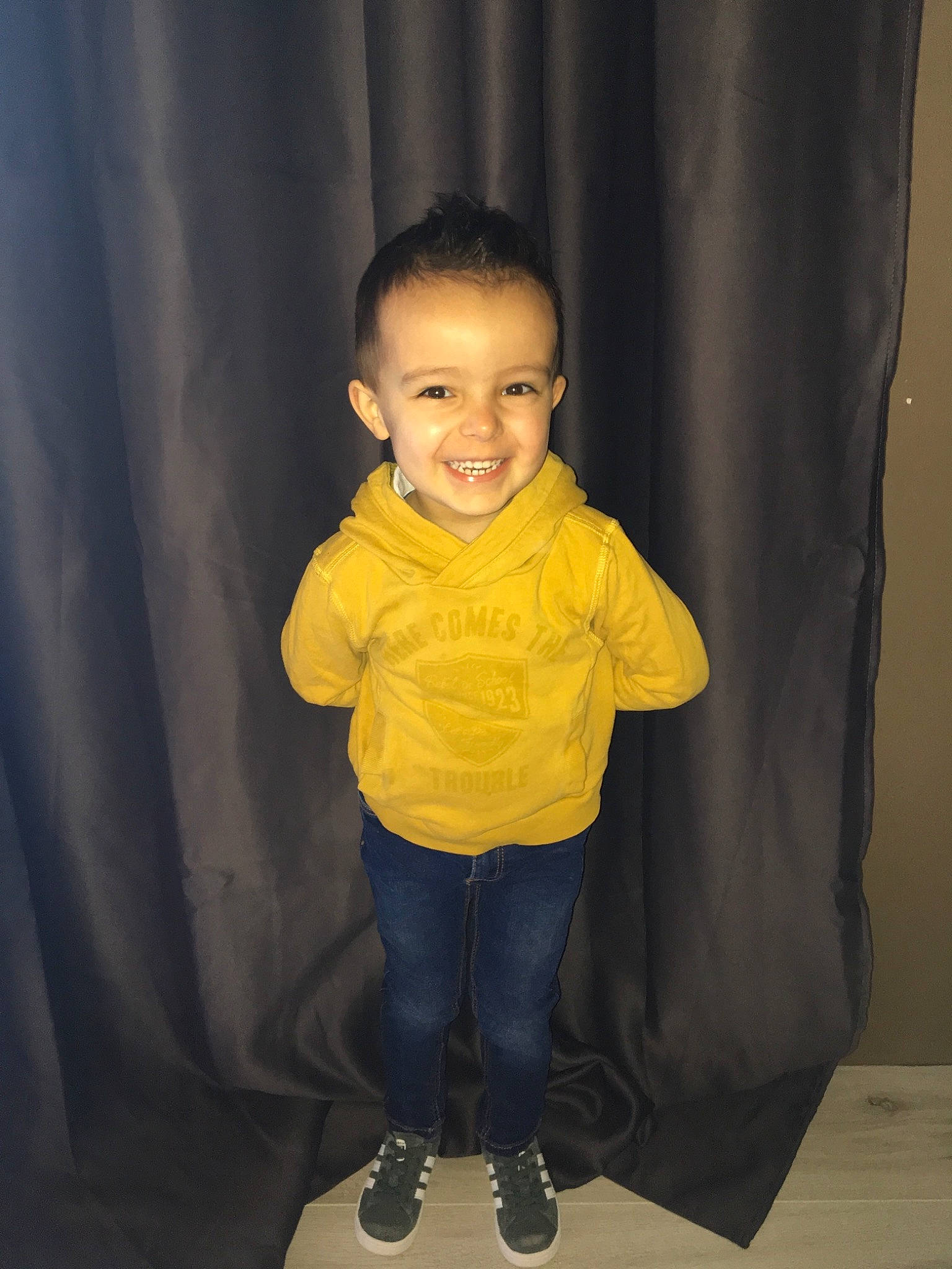Gabin a rejoint le concours — aidez-le/la à gagner de superbes lots ! child, fun, head, joy, outerwear, person, photography, smile, standing, toddler, yellow