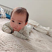 Jules-Victor a rejoint le concours — aidez-le/la à gagner de superbes lots ! baby, infant, blanket, bed, pillow, face, clothing, indoors, child, resting, soft, comfortable, floor, warm, cute, young, portrait, cozy, home, toddler