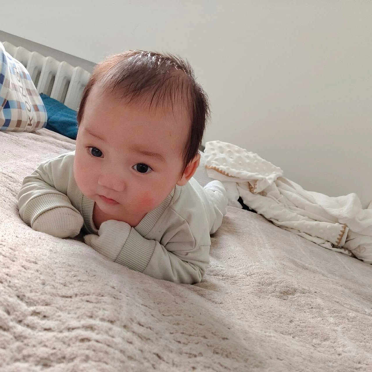 Jules-Victor a rejoint le concours — aidez-le/la à gagner de superbes lots ! baby, bed, blanket, child, clothing, comfortable, cozy, cute, face, floor, home, indoors, infant, pillow, portrait, resting, soft, toddler, warm, young
