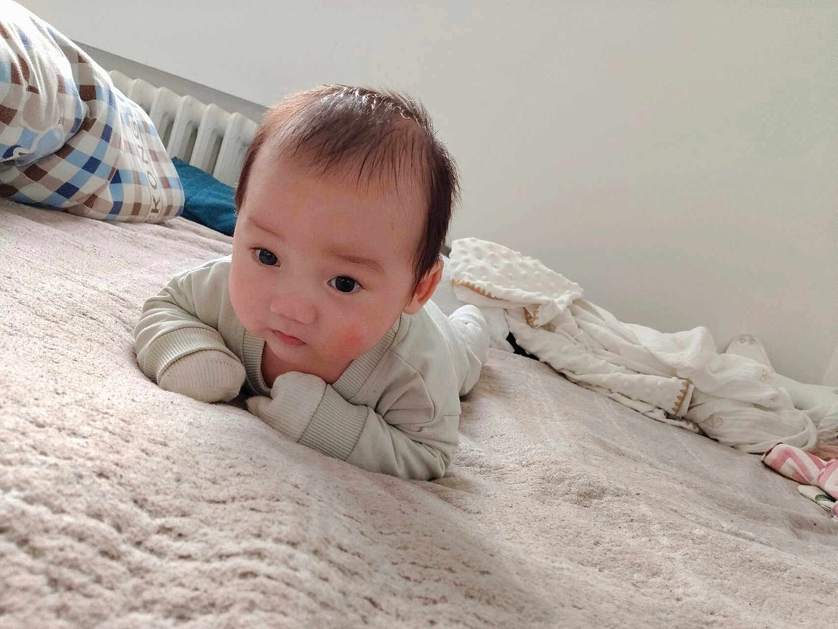 Jules-Victor a rejoint le concours — aidez-le/la à gagner de superbes lots ! baby, infant, blanket, bed, pillow, face, clothing, indoors, child, resting, soft, comfortable, floor, warm, cute, young, portrait, cozy, home, toddler