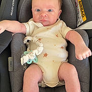 Andreas participe au concours pour gagner de l'argent avec cette photo : baby, infant, car_seat, maxi_cosi, onesie, pacifier, indoor, cute, child, face, feet, hands, clothing, seatbelt, expression, young, newborn, person, toddler, sitting