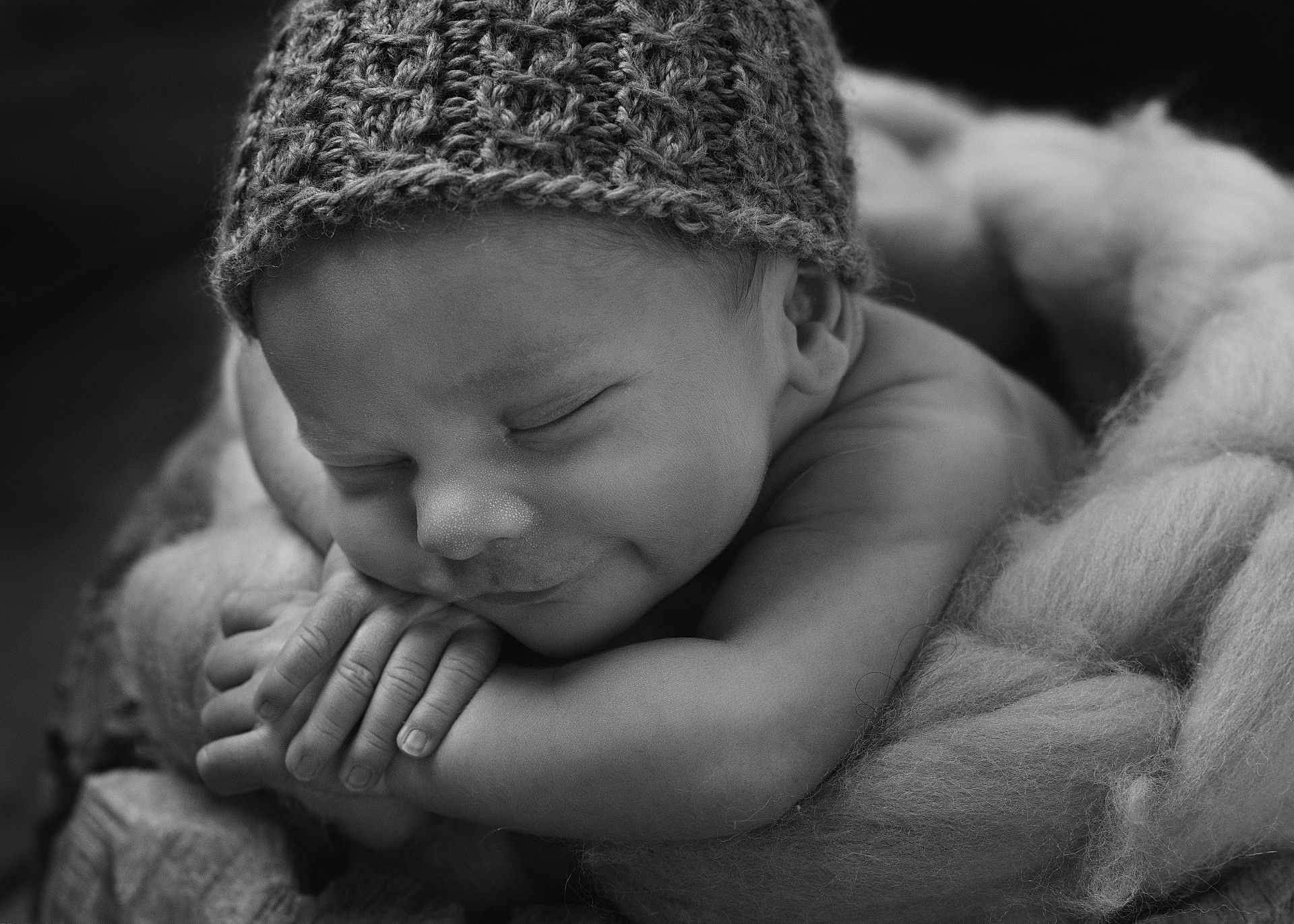 Andreas a rejoint le concours — aidez-le/la à gagner de superbes lots ! baby, newborn, sleeping, black_and_white, hat, knitted, blanket, soft, cozy, peaceful, portrait, infant, closeup, hands, face, cute, rest, child, relax, warm