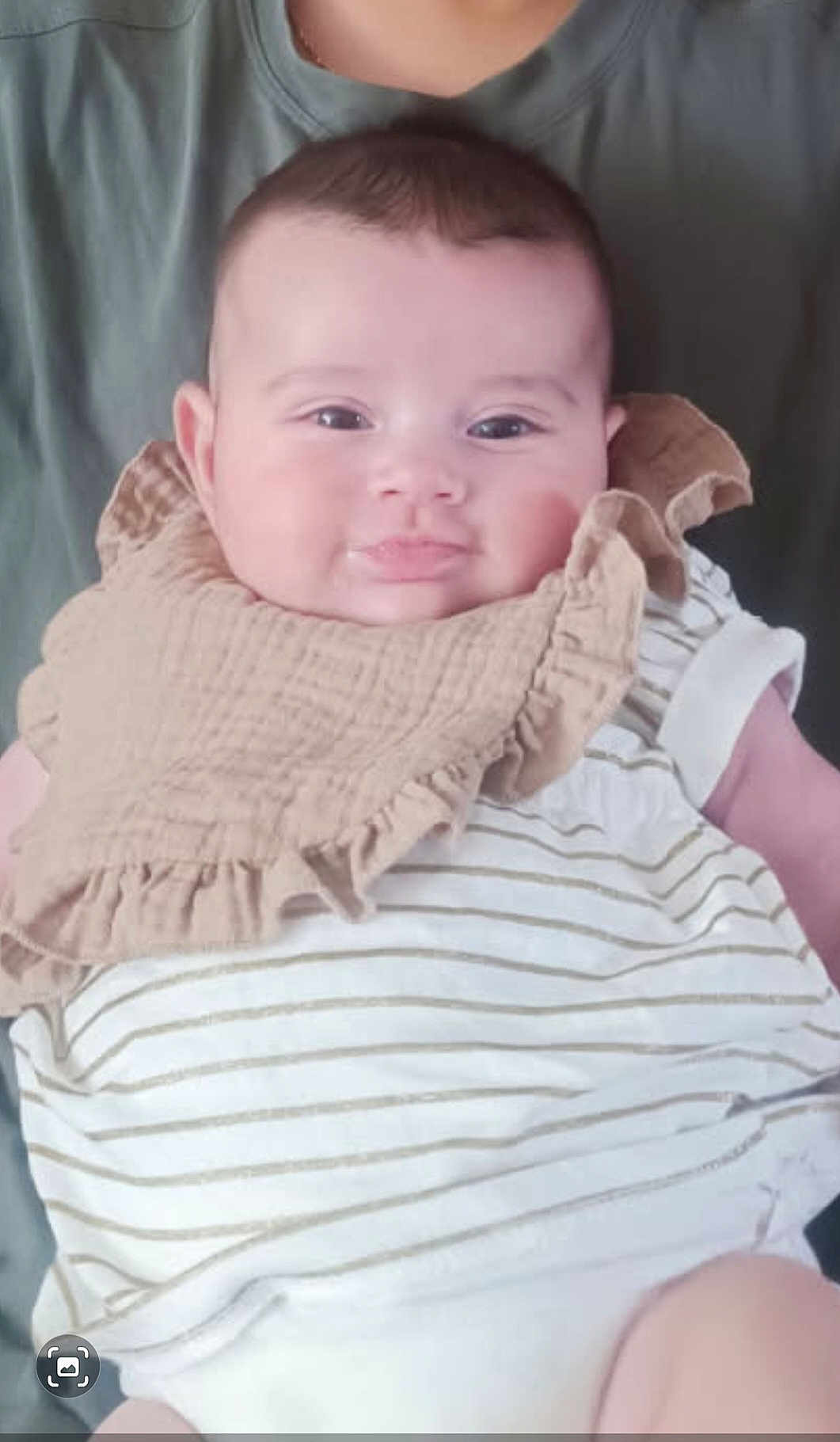 Ava a rejoint le concours — aidez-le/la à gagner de superbes lots ! baby, bib, cheeks, child, clothing, cute, eyes, face, green_shirt, head, holding, indoor, infant, onesie, person, portrait, skin, smile, striped, young