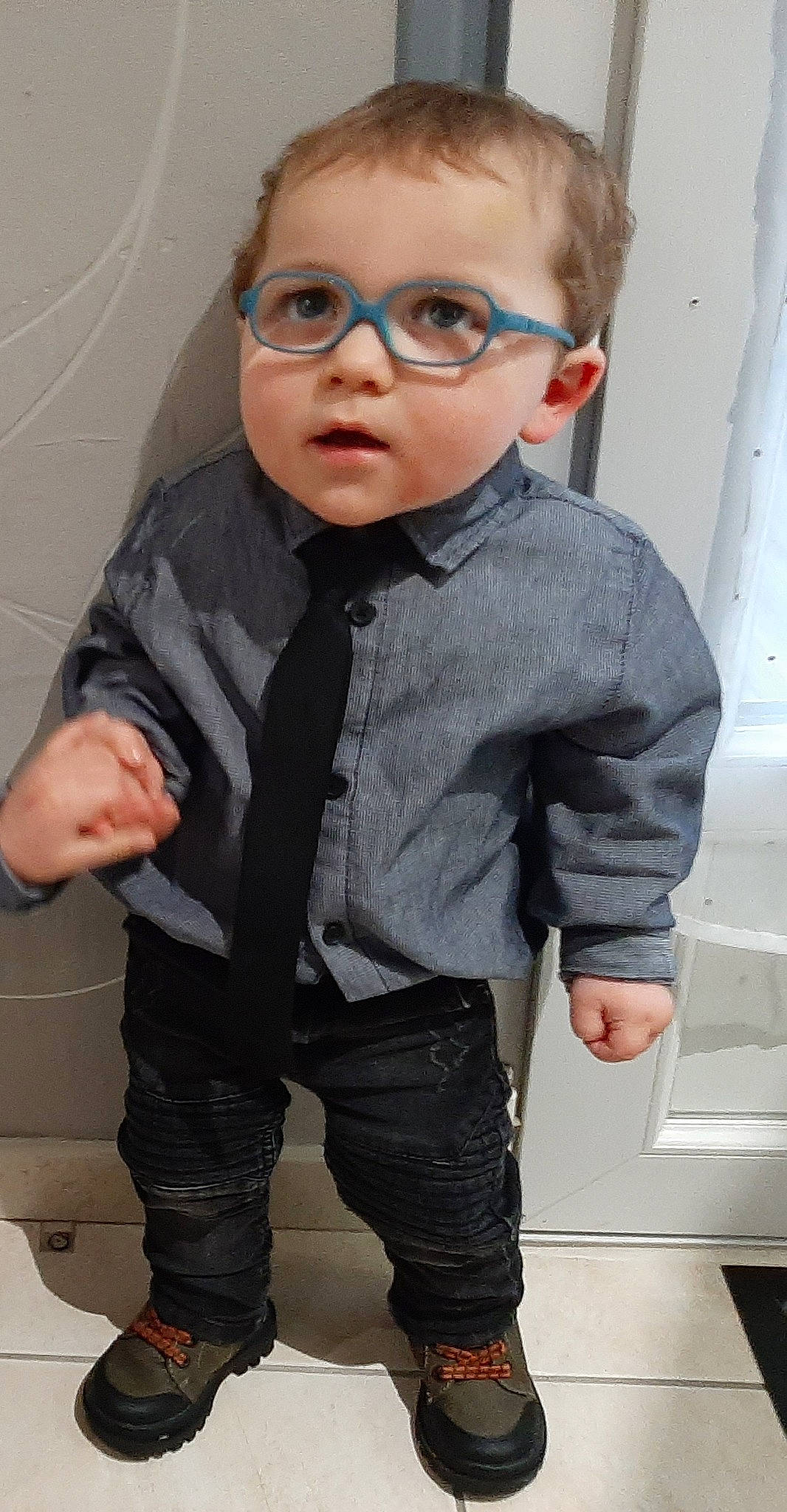 Raphaël participe au concours pour gagner de l'argent avec cette photo : blazer, cheek, clothing, collar, cool, denim, dress_shirt, eye, eyewear, gesture, head, joint, lip, person, skin, sleeve, standing, street_fashion, t_shirt, textile