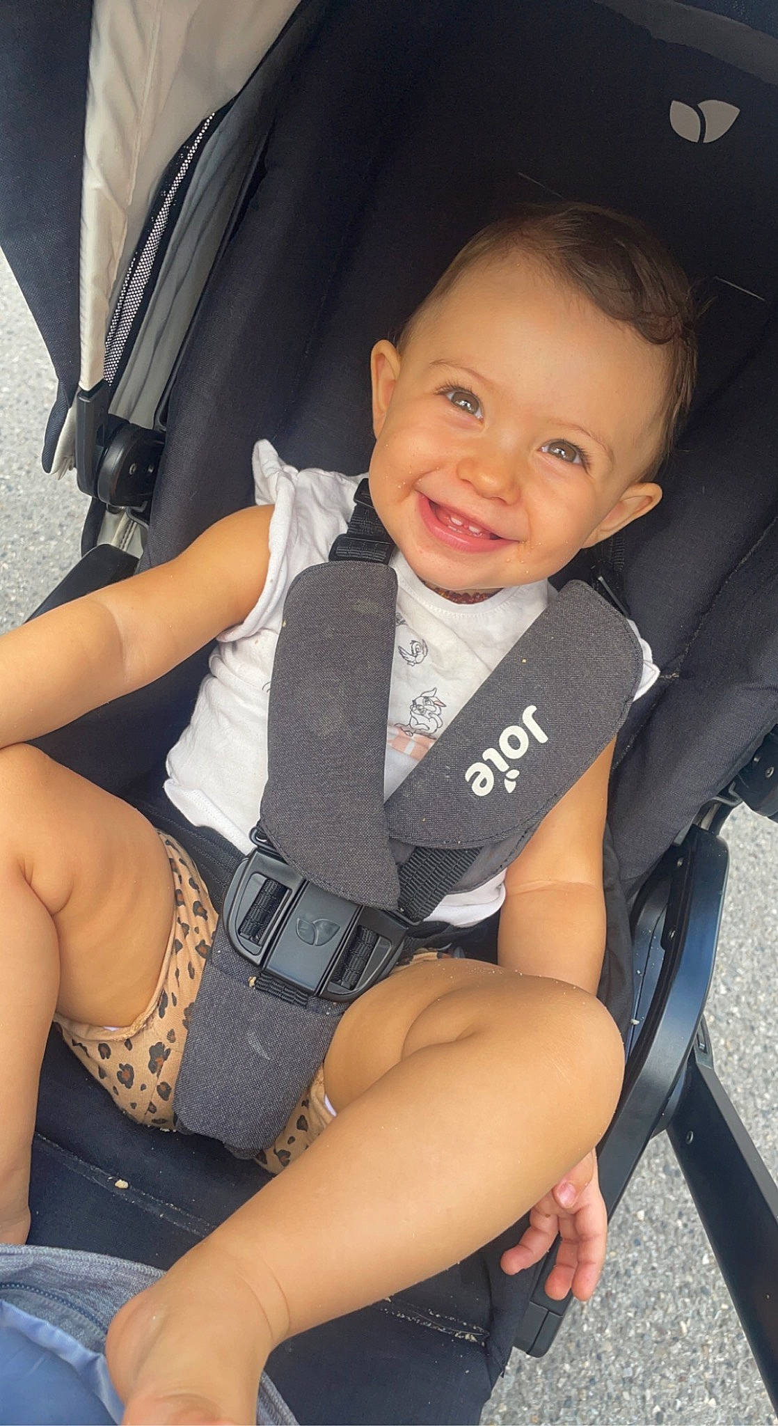 Aria a rejoint le concours — aidez-le/la à gagner de superbes lots ! auto_part, baby, baby_carriage, blond, car_seat, chair, comfort, cool, elbow, face, human_leg, joy, knee, lap, leg, person, shorts, skin, smile, thigh