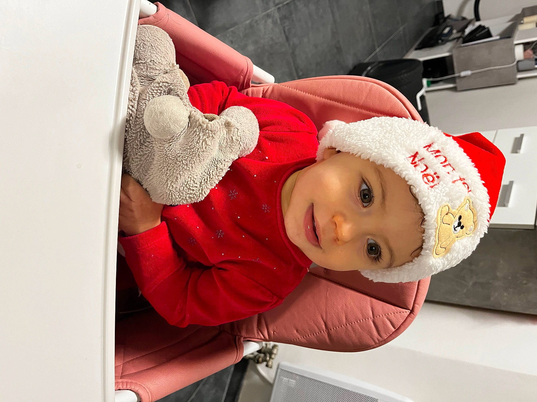 Aria a rejoint le concours — aidez-le/la à gagner de superbes lots ! baby, baby_toddler_clothing, cap, carmine, child, comfort, costume_hat, elbow, fashion_accessory, happy, hat, headwear, joy, magenta, pattern, person, portrait_photography, room, sitting, sleeve