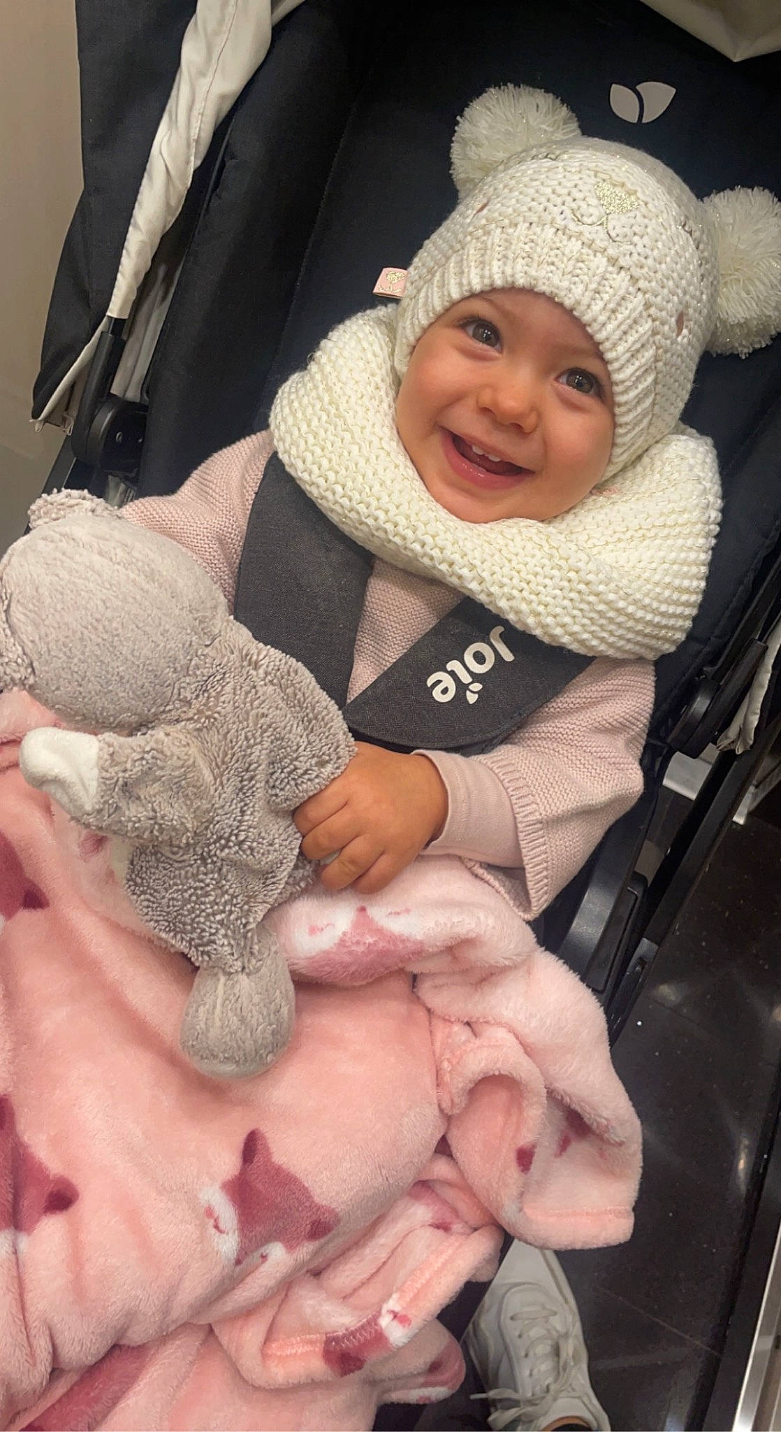 Aria a rejoint le concours — aidez-le/la à gagner de superbes lots ! baby, baby_carriage, baby_products, baby_toddler_clothing, cap, cheek, child, comfort, eye, finger, gesture, happy, headgear, headwear, human, joy, nail, person, skin, smile