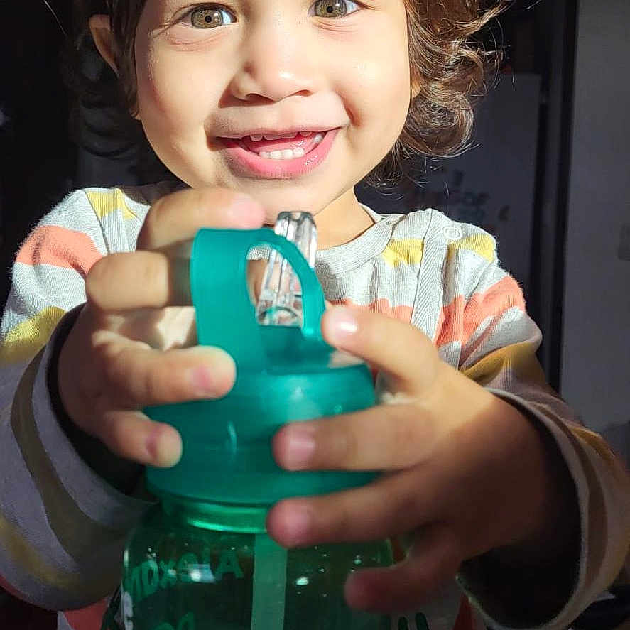 Mathieu Daniel participe au concours pour gagner de l'argent avec cette photo : baby, beverage, bodypart, bottle, clothing, cup, cutlery, face, finger, hand, happy, head, jar, mouth, person, photography, portrait, smile, t_shirt, teeth