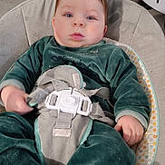 Louis a rejoint le concours — aidez-le/la à gagner de superbes lots ! baby, child, infant, green_outfit, baby_seat, straps, face, curious, indoor, cushion, home, pet_bowls, floor, clothing, person, closeup, young_child, seated, comfort, expression