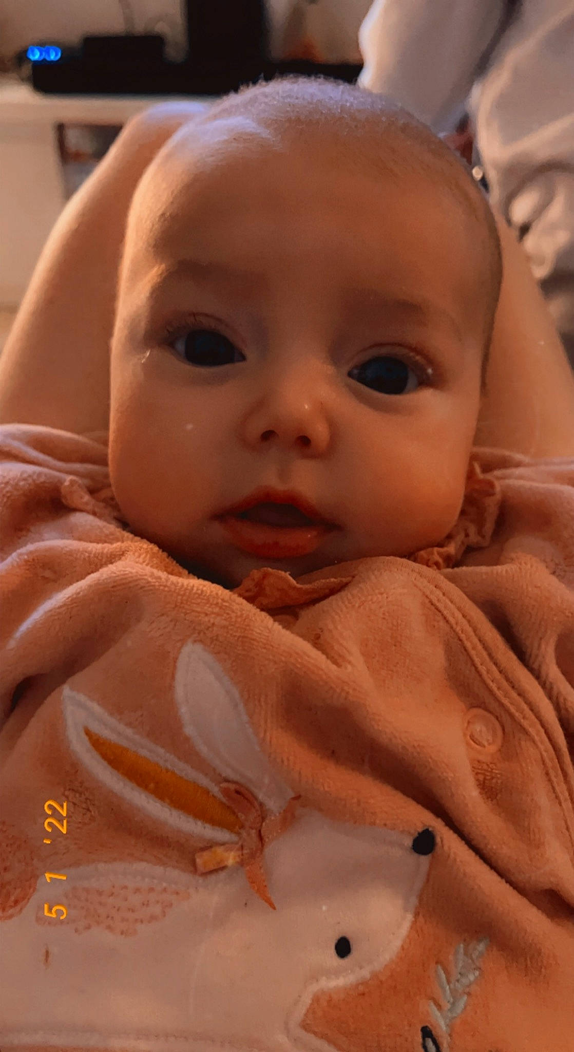 Loana a rejoint le concours — aidez-le/la à gagner de superbes lots ! baby, baby_toddler_clothing, cheek, chest, child, ear, eye, eyebrow, eyelash, forehead, gesture, happy, human_body, iris, lip, mouth, nose, person, skin, thumb