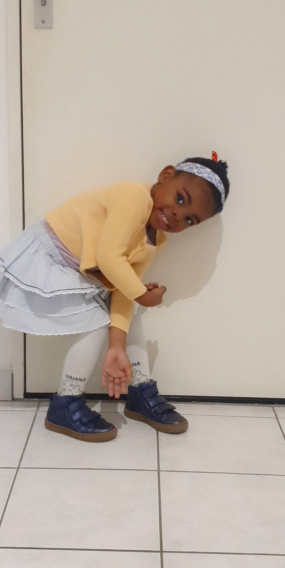 Anne-victoria a rejoint le concours — aidez-le/la à gagner de superbes lots ! baseball_cap, cap, dress, elbow, fashion_design, floor, flooring, foot, footwear, happy, human_leg, joy, knee, leg, person, sandal, shoe, shorts, smile, sneakers