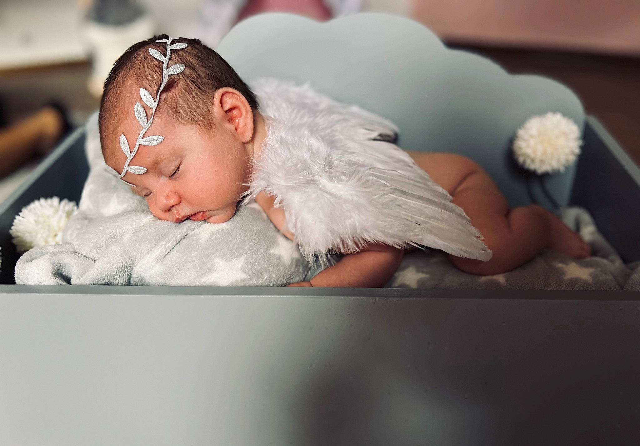 Alix a rejoint le concours — aidez-le/la à gagner de superbes lots ! baby, baby_toddler_clothing, bedding, bridal_accessory, child, comfort, event, eye, eyelash, fashion_accessory, flash_photography, flooring, fur, hair_accessory, happy, headpiece, linens, person, room, sitting