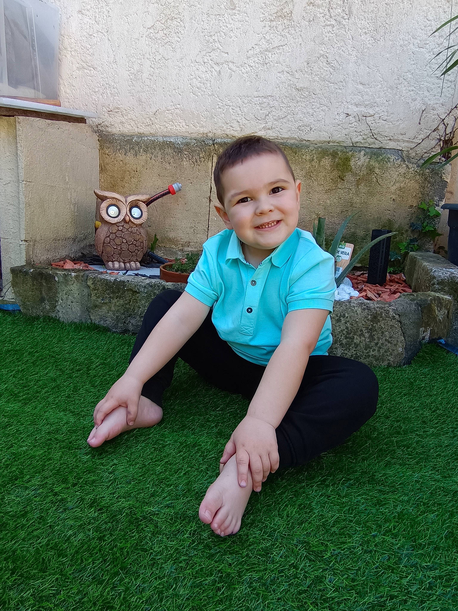 Marlon participe au concours pour gagner de l'argent avec cette photo : baby_toddler_clothing, barefoot, child, flooring, foot, fun, garden, grass, grass_family, happy, joy, lawn, leisure, people_in_nature, person, plant, shirt, shorts, sitting, smile