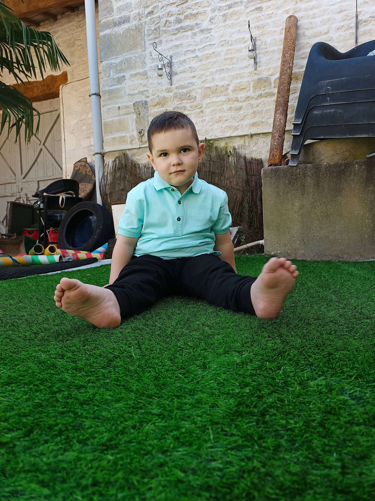 Marlon a rejoint le concours — aidez-le/la à gagner de superbes lots ! barefoot, child, flooring, foot, fun, garden, grass, grass_family, grassland, house, lawn, leaf, leisure, person, plant, recreation, shorts, sitting, t_shirt, tints_and_shades