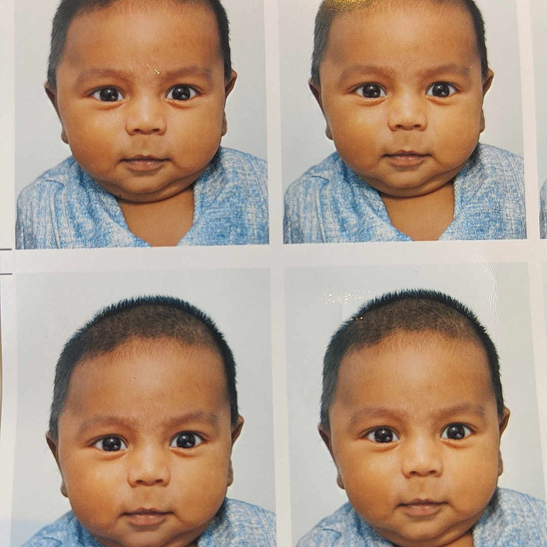 Fawzan a rejoint le concours — aidez-le/la à gagner de superbes lots ! baby, blue_clothing, child, closeup, curious_expression, cute, face, glare, hair, headshot, indoor, multiple_images, photo_sheet, photograph, portrait, shadow, skin, smiling, studio_photo, young_child