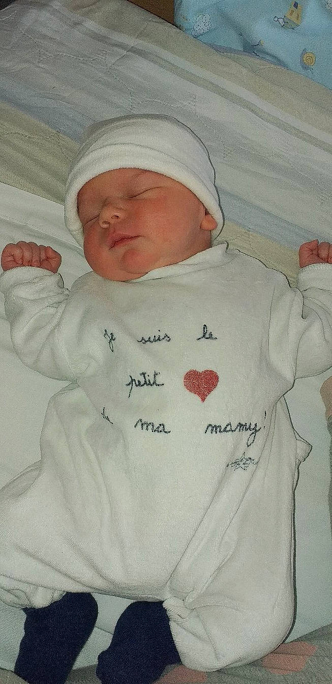 Islèm participe au concours pour gagner de l'argent avec cette photo : baby, baby_sleeping, baby_toddler_clothing, beanie, cap, carmine, child, comfort, font, gesture, happy, hat, hood, hoodie, knit_cap, linens, person, sleeve, t_shirt, toddler