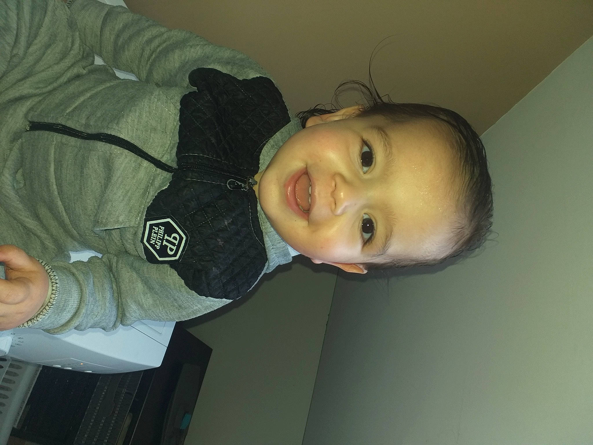 Islèm a rejoint le concours — aidez-le/la à gagner de superbes lots ! arm, cheek, child, comfort, elbow, finger, hand, happy, jaw, person, room, sitting, sleeve, smile, suit, toddler