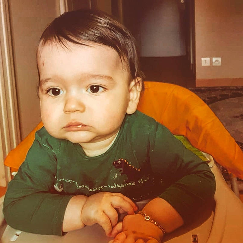 Islèm participe au concours pour gagner de l'argent avec cette photo : arm, baby_toddler_clothing, chair, cheek, chin, comfort, eyebrow, eyelash, finger, forehead, fun, hairstyle, iris, mammal, nose, person, skin, sleeve, t_shirt, thumb