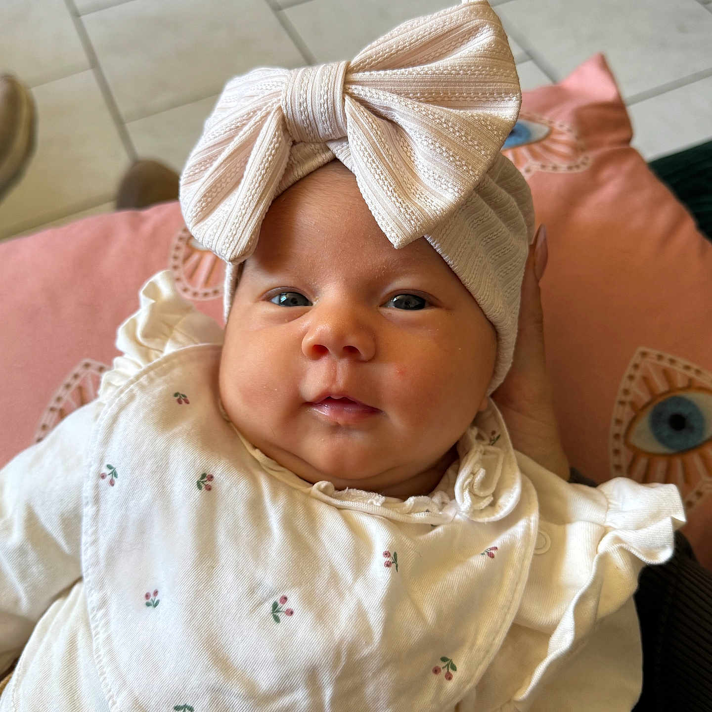 Lua a rejoint le concours — aidez-le/la à gagner de superbes lots ! baby, beanie, bodypart, bonnet, cap, clothing, couch, face, finger, furniture, happy, hat, head, newborn, pants, person, photography, portrait, smile, turban