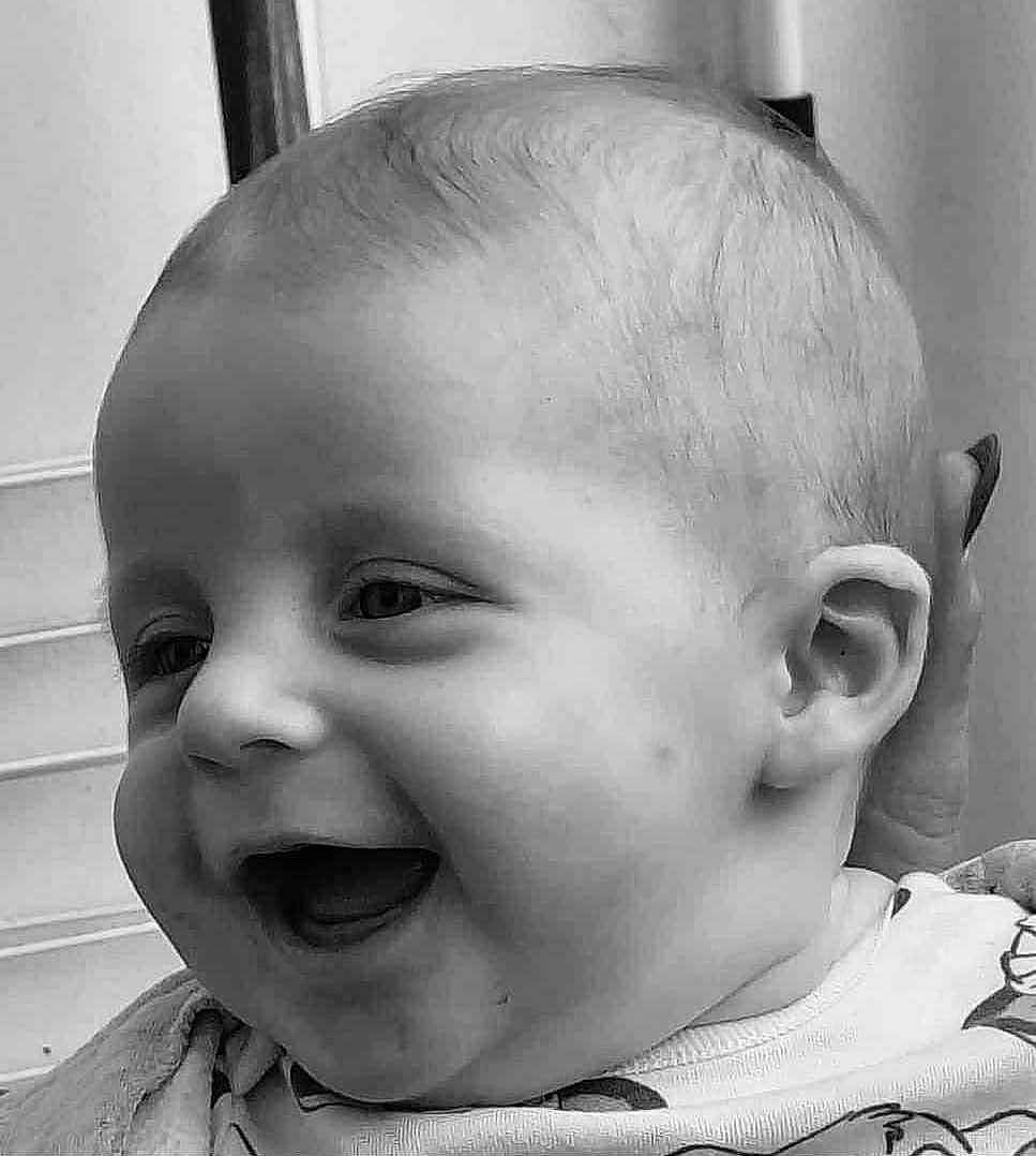 Nahël a rejoint le concours — aidez-le/la à gagner de superbes lots ! baby, black_and_white, cheerful, child, close_up, clothing, cute, expression, face, happy, head, human, indoors, infant, person, portrait, skin, smiling, toddler, young
