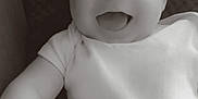 Nahël a rejoint le concours — aidez-le/la à gagner de superbes lots ! baby, black_and_white, child, closeup, cushion, cute, expression, face, hand, happy, indoor, infant, lying_down, monochrome, onesie, portrait, smile, soft_light, texture, young_child