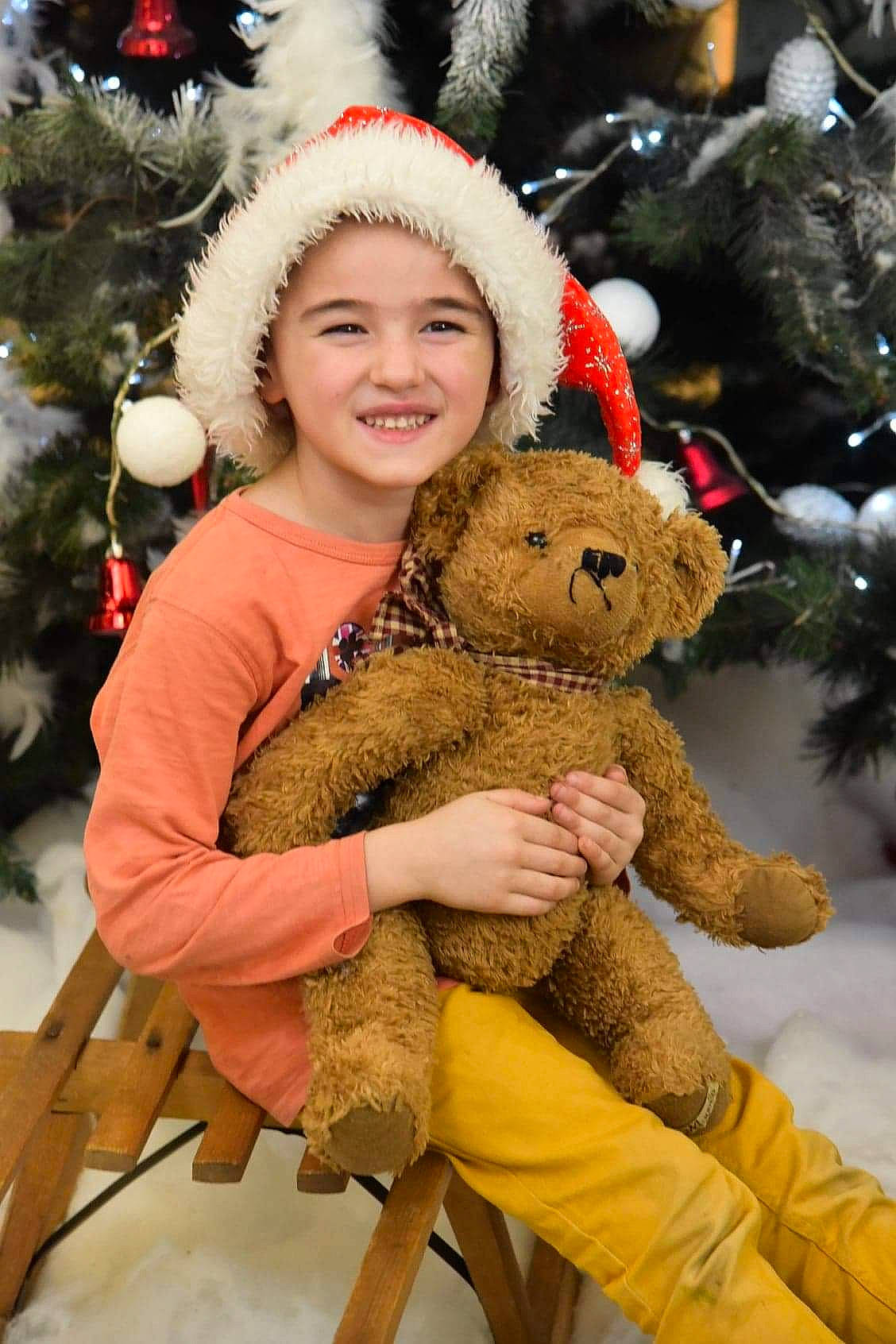 Kylian participe au concours pour gagner de l'argent avec cette photo : christmas, christmas_ornament, christmas_tree, fawn, fun, fur_clothing, happy, hat, head, headgear, headwear, holiday, human_body, joy, outerwear, person, photograph, skin, smile, standing