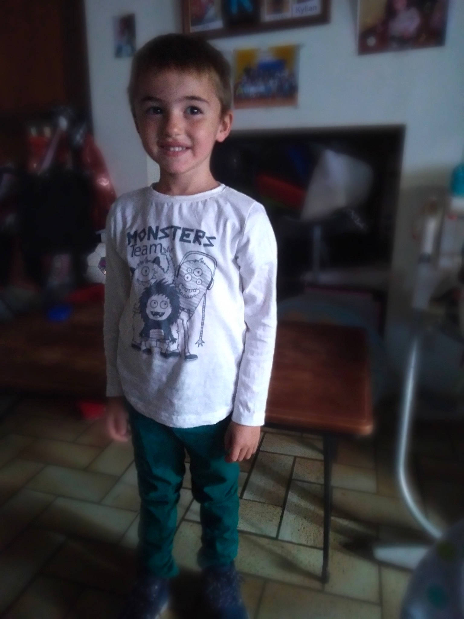 Kylian participe au concours pour gagner de l'argent avec cette photo : arm, boy, child, clothing, cool, day, fun, girl, jeans, joy, male, outerwear, person, product, sleeve, smile, snapshot, standing, t_shirt, textile