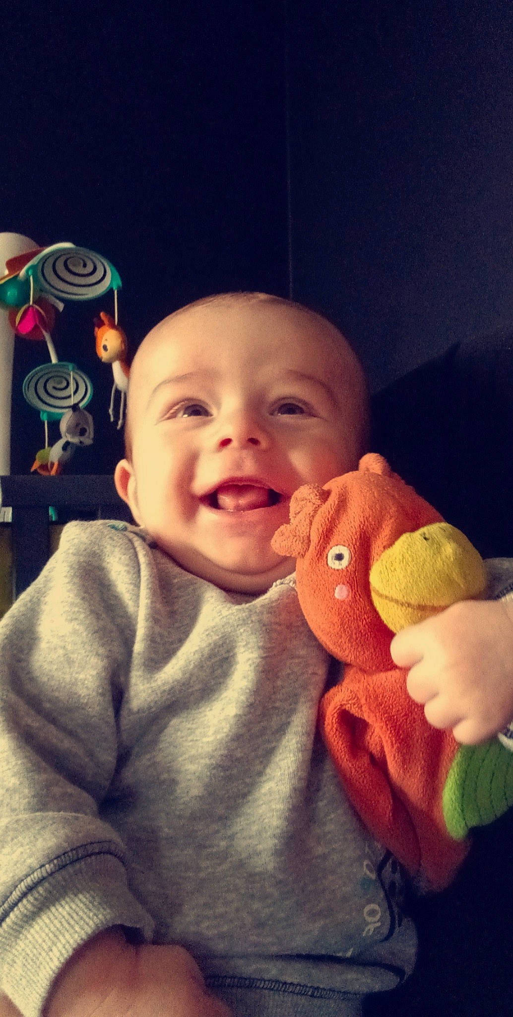 Julian participe au concours pour gagner de l'argent avec cette photo : arm, baby, baby_toddler_clothing, cheek, child, comfort, gesture, hand, happy, head, joy, mouth, nose, organ, person, skin, sleeve, smile, t_shirt, thumb