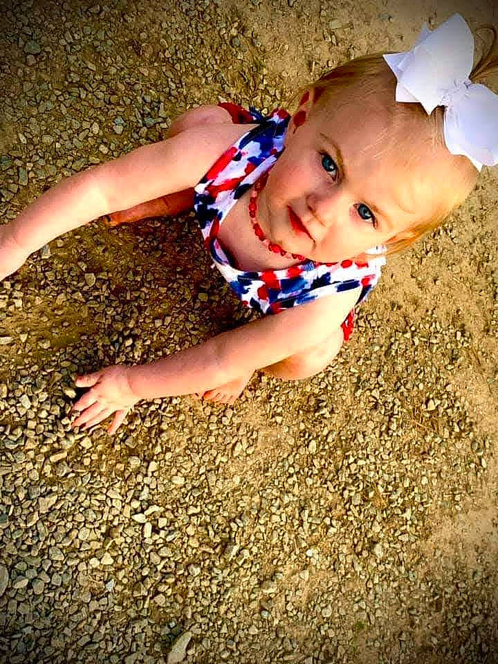 Lunden is registered to the contest to win money with this photo: asphalt, baby, baby_toddler_clothing, eye, finger, flash_photography, flooring, fun, grass, hand, happy, human_leg, leisure, people_in_nature, person, sand, sky, smile, tints_and_shades, toddler