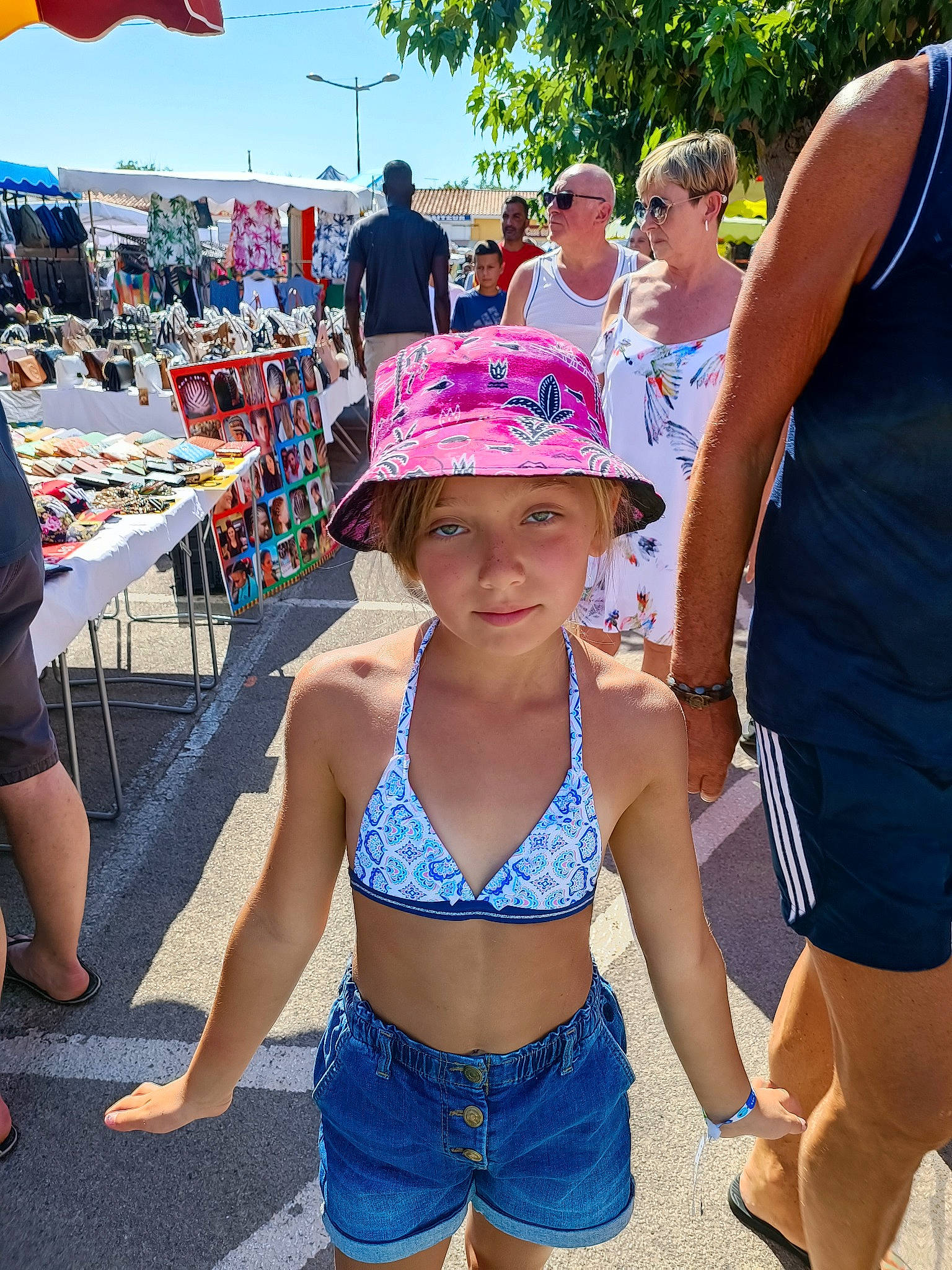 Emma a rejoint le concours — aidez-le/la à gagner de superbes lots ! baseball_cap, body_of_water, crowd, event, eyewear, fun, goggles, hat, headwear, leg, leisure, person, recreation, shorts, summer, sun_hat, sunglasses, swimwear, thigh, trunks