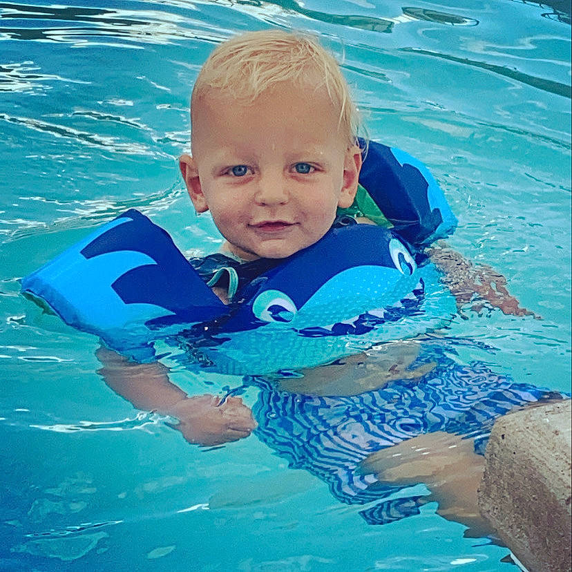 Anden is registered to the contest to win money with this photo: aqua, azure, baby, baby_toddler_clothing, blue, child, ear, fluid, fun, hand, head, holiday, joy, leisure, person, recreation, swimming, swimming_pool, toddler, turquoise