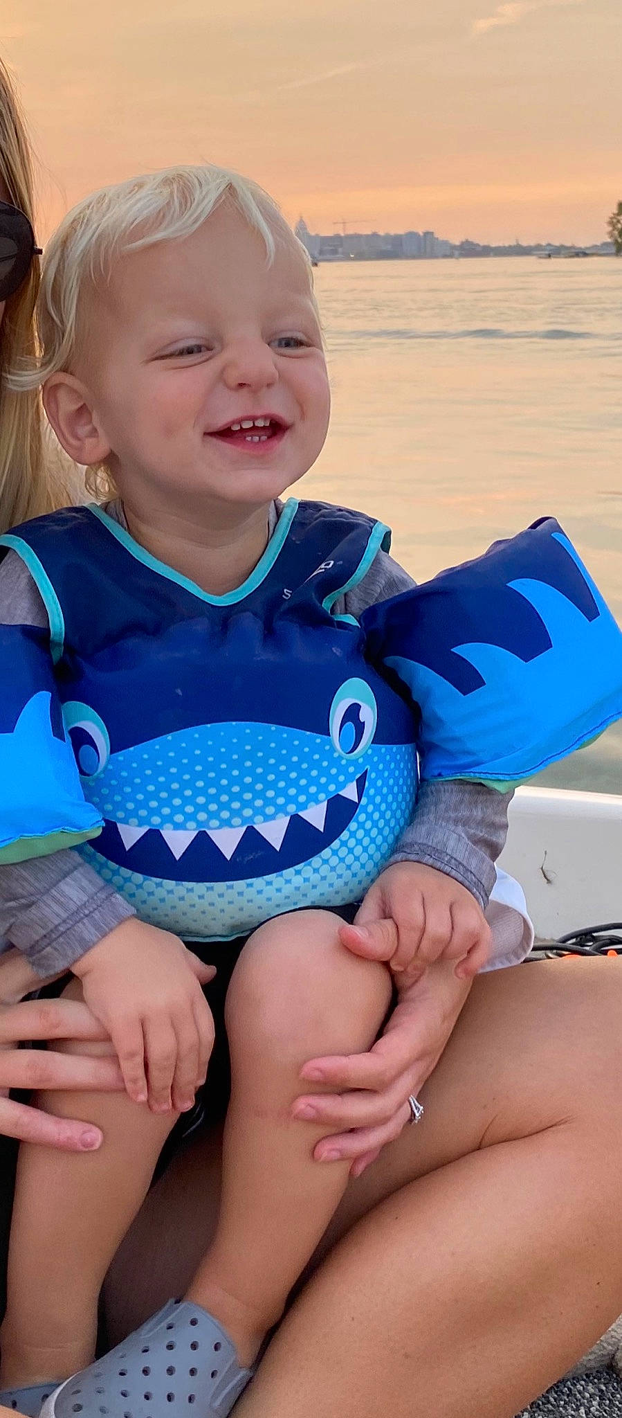 Anden is registered to the contest to win money with this photo: baby, baby_products, baby_toddler_clothing, child, finger, foot, hair_accessory, headband, joy, lap, laugh, mammal, mouth, nail, overall, person, skin, thigh, thumb, toddler