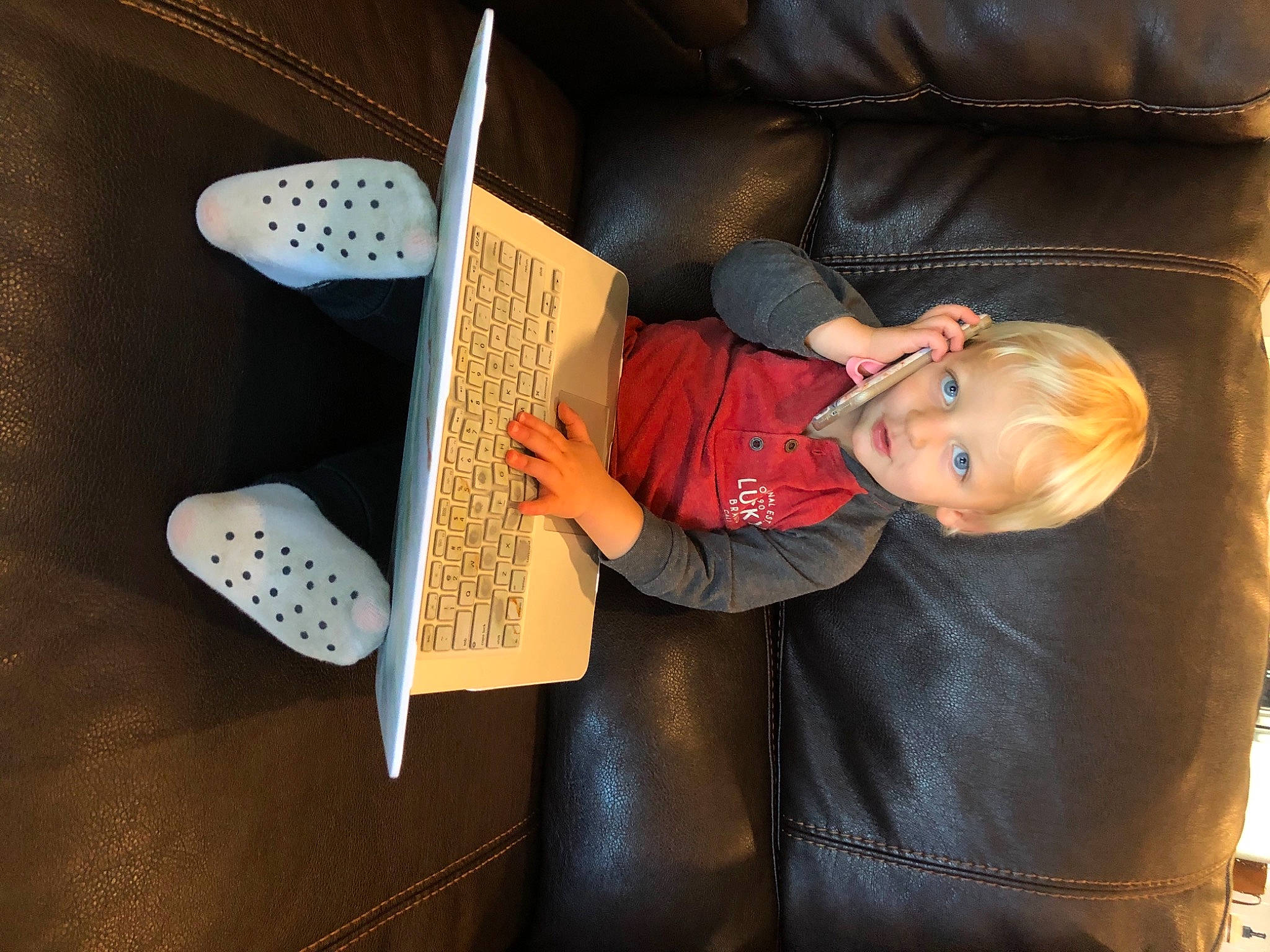 Anden is registered to the contest to win money with this photo: carmine, comfort, couch, curious, leather, person, space, walking_shoe