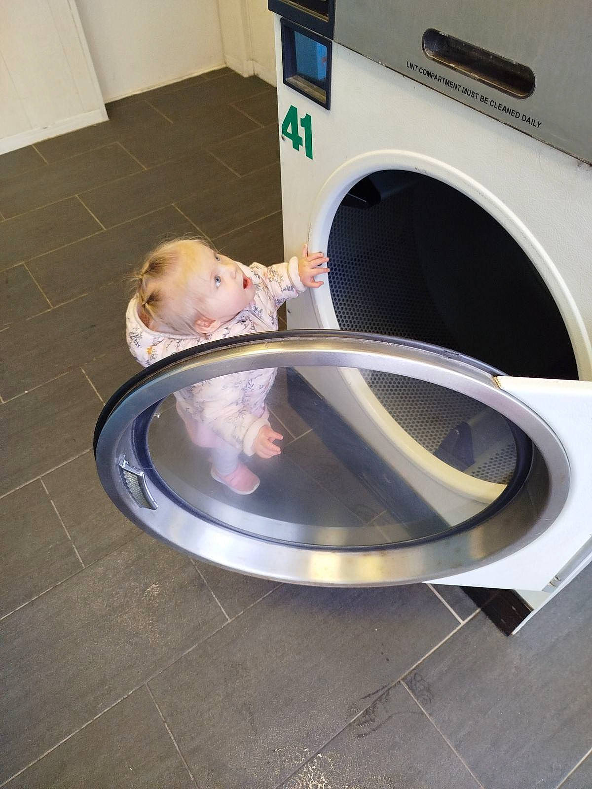 Lyana participe au concours pour gagner de l'argent avec cette photo : auto_part, automotive_design, automotive_exterior, automotive_tire, automotive_wheel_system, bumper, clothes_dryer, comfort, flooring, home_appliance, laundry_room, machine, motor_vehicle, person, rim, tire, tire_care, toddler, vehicle_door, washing_machine