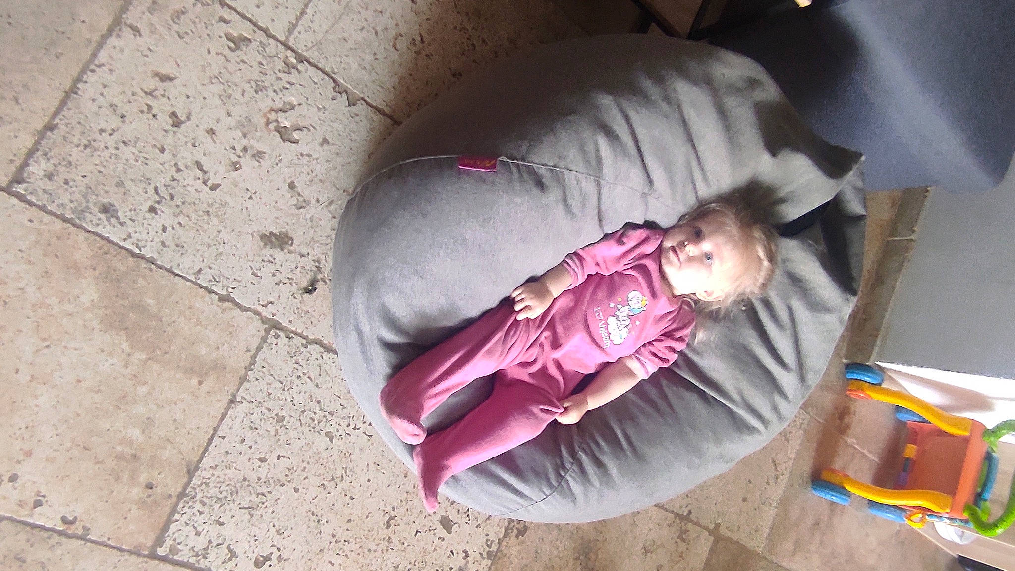 Lyana a rejoint le concours — aidez-le/la à gagner de superbes lots ! baby, baby_carriage, baby_products, baby_toddler_clothing, carmine, child, circle, comfort, concrete, flooring, foot, magenta, nap, person, pink, road_surface, room, sitting, toddler, tree