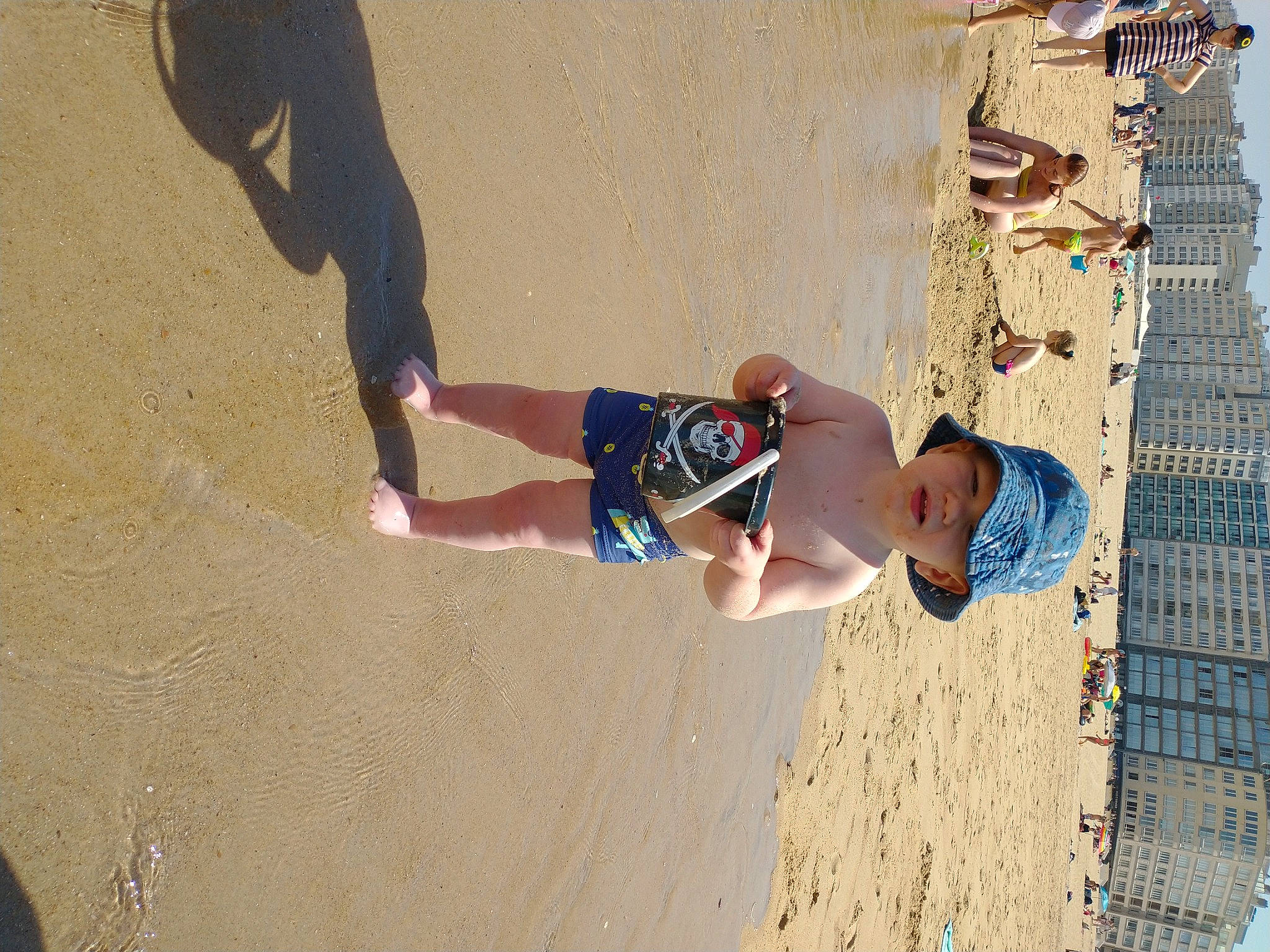 Tyler a rejoint le concours — aidez-le/la à gagner de superbes lots ! barefoot, beach, calf, competition_event, elbow, foot, fun, headwear, human_leg, knee, landscape, leisure, people_on_beach, person, play, recreation, sand, shadow, shorts, thigh