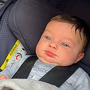 Lyna a rejoint le concours — aidez-le/la à gagner de superbes lots ! baby, infant, car_seat, blanket, child, straps, seat, face, blue_eyes, clothing, cute, indoors, head, hand, soft, pout, young_child, safety, comfort, closeup