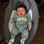 Lyna a rejoint le concours — aidez-le/la à gagner de superbes lots ! baby, baby_rocker, blue, child, clothing, curly_hair, cute, fabric, footwear, happy, indoor, infant, person, plush, portrait, seat, shoes, sitting, smile, text_on_clothing