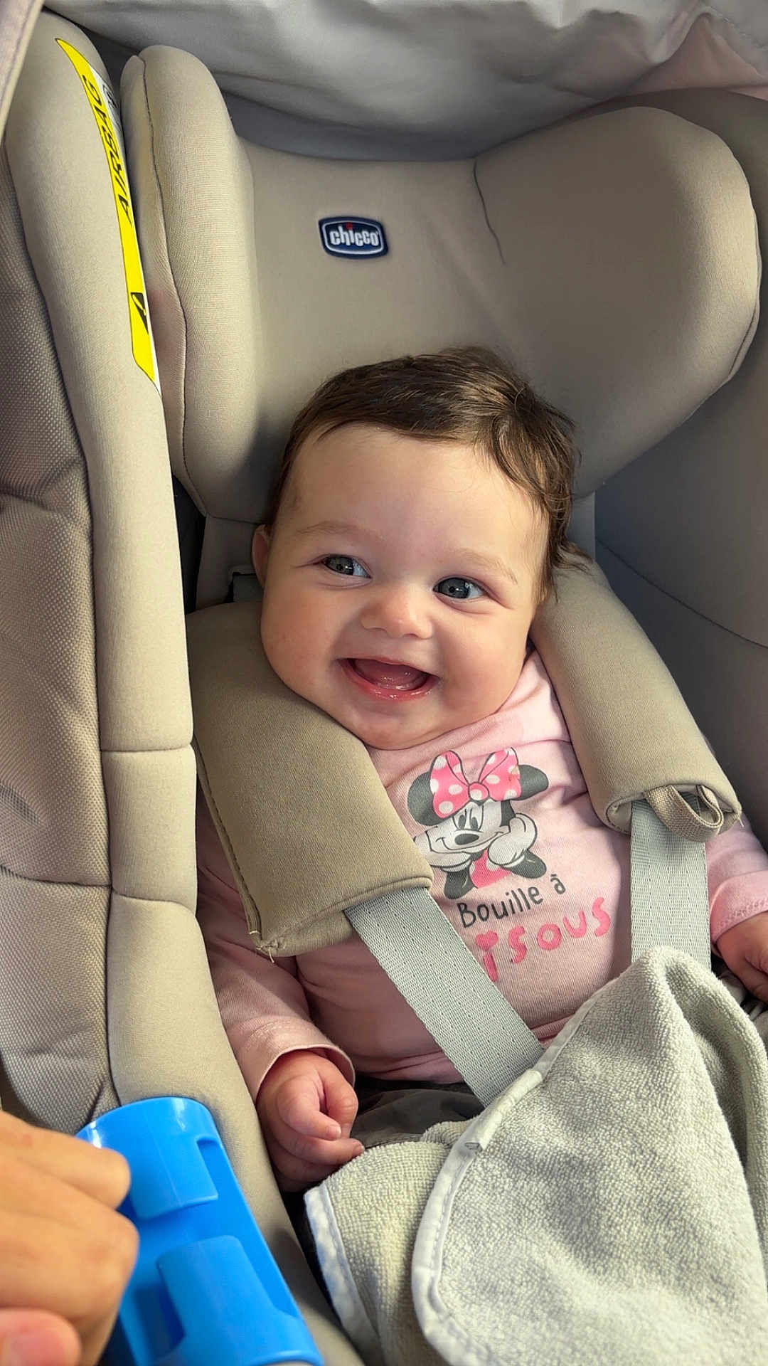 Lyna a rejoint le concours — aidez-le/la à gagner de superbes lots ! baby, car_seat, smiling, child, infant, pink_clothing, blanket, seatbelt, cute, happy, indoors, person, toddler, head_support, soft_toy, hand, face, blue_object, closeup, seat