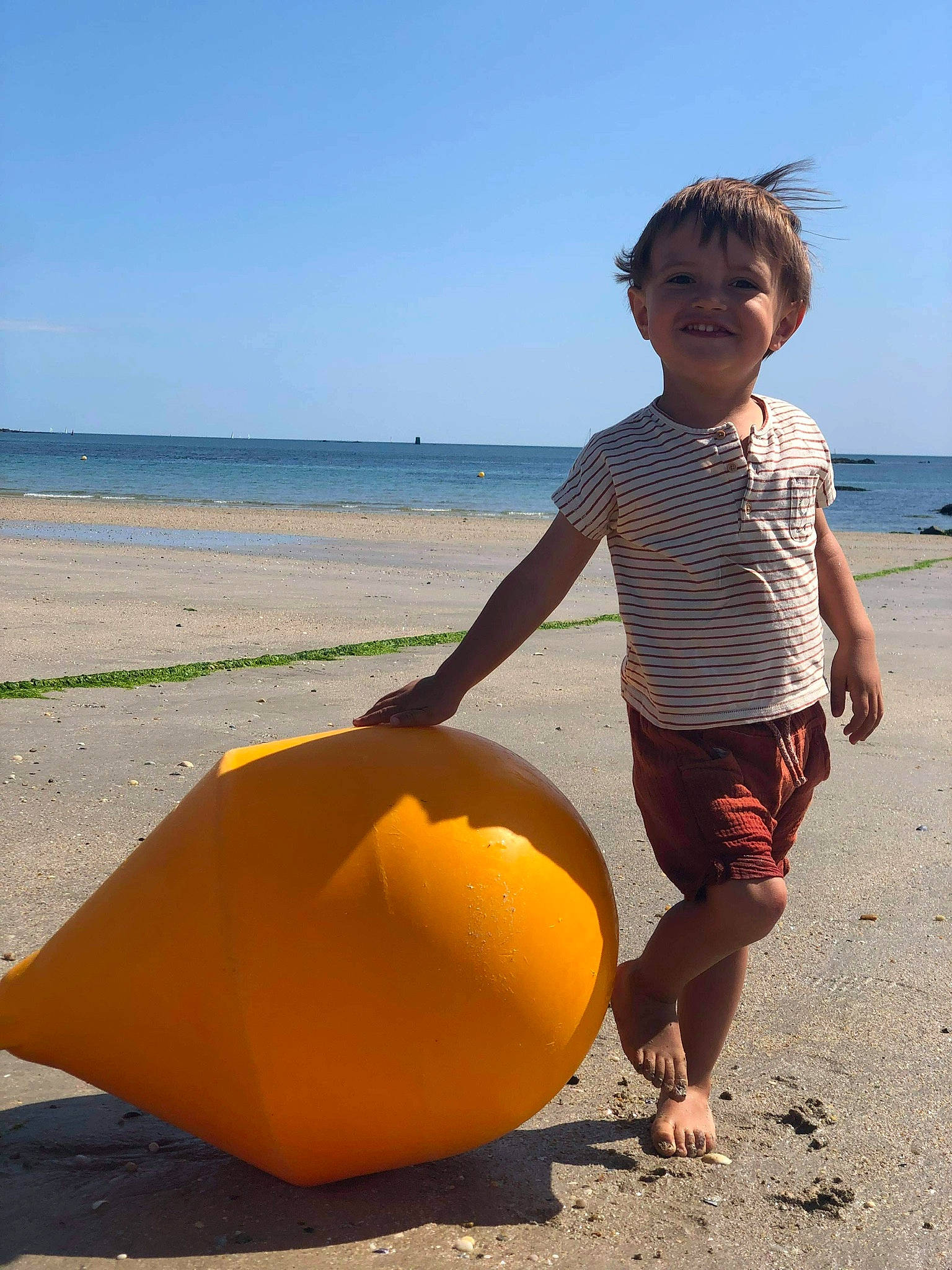 Etienne participe au concours pour gagner de l'argent avec cette photo : beach, fun, happy, horizon, joy, landscape, leg, leisure, ocean, people_in_nature, people_on_beach, person, recreation, shade, shore, shorts, sky, smile, tints_and_shades, toddler
