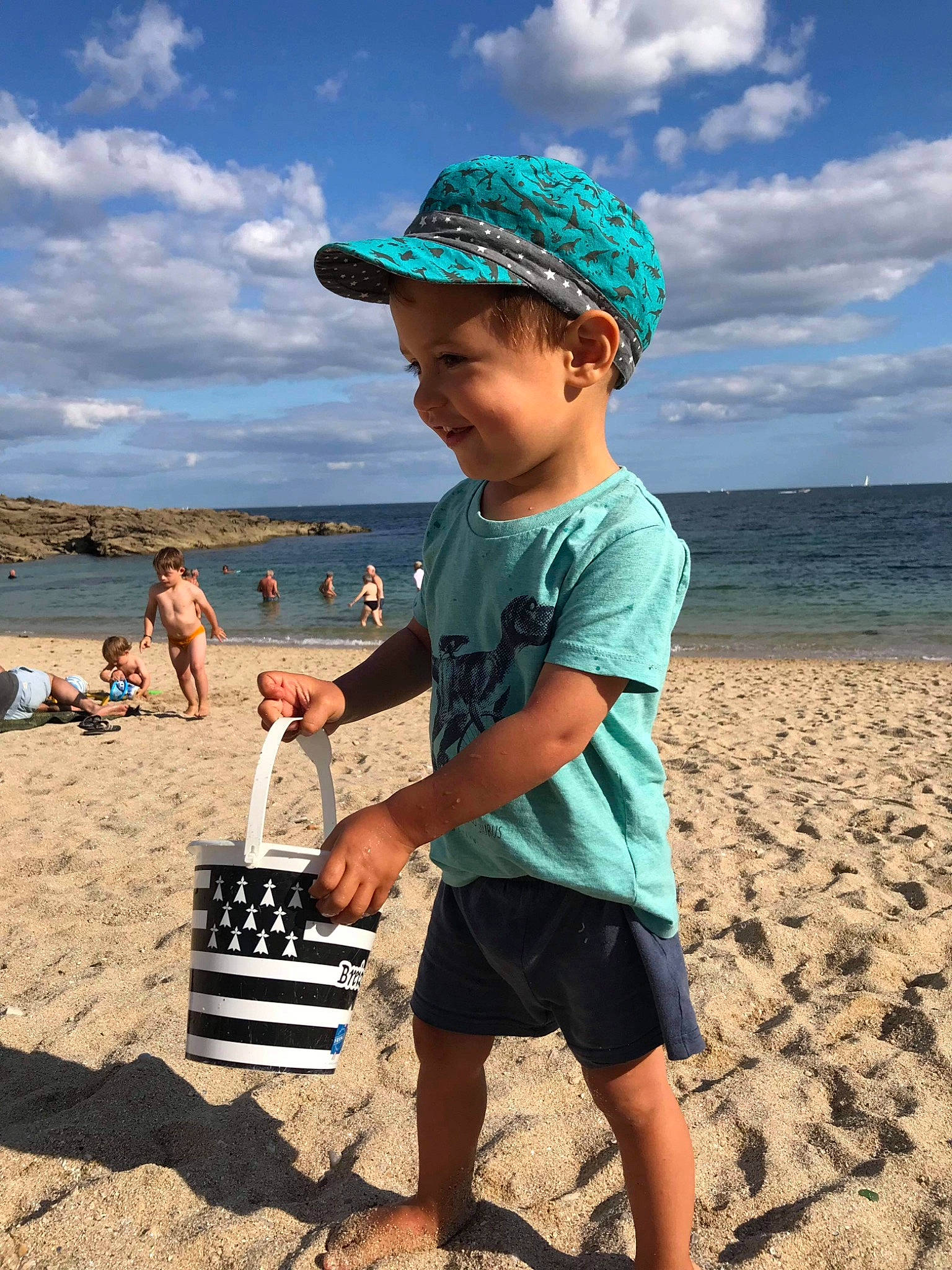 Etienne participe au concours pour gagner de l'argent avec cette photo : baseball_cap, beach, blue, blurred, cap, cloud, fun, happy, hat, holiday, joy, leisure, natural_environment, people_in_nature, people_on_beach, person, shore, shorts, sky, summer