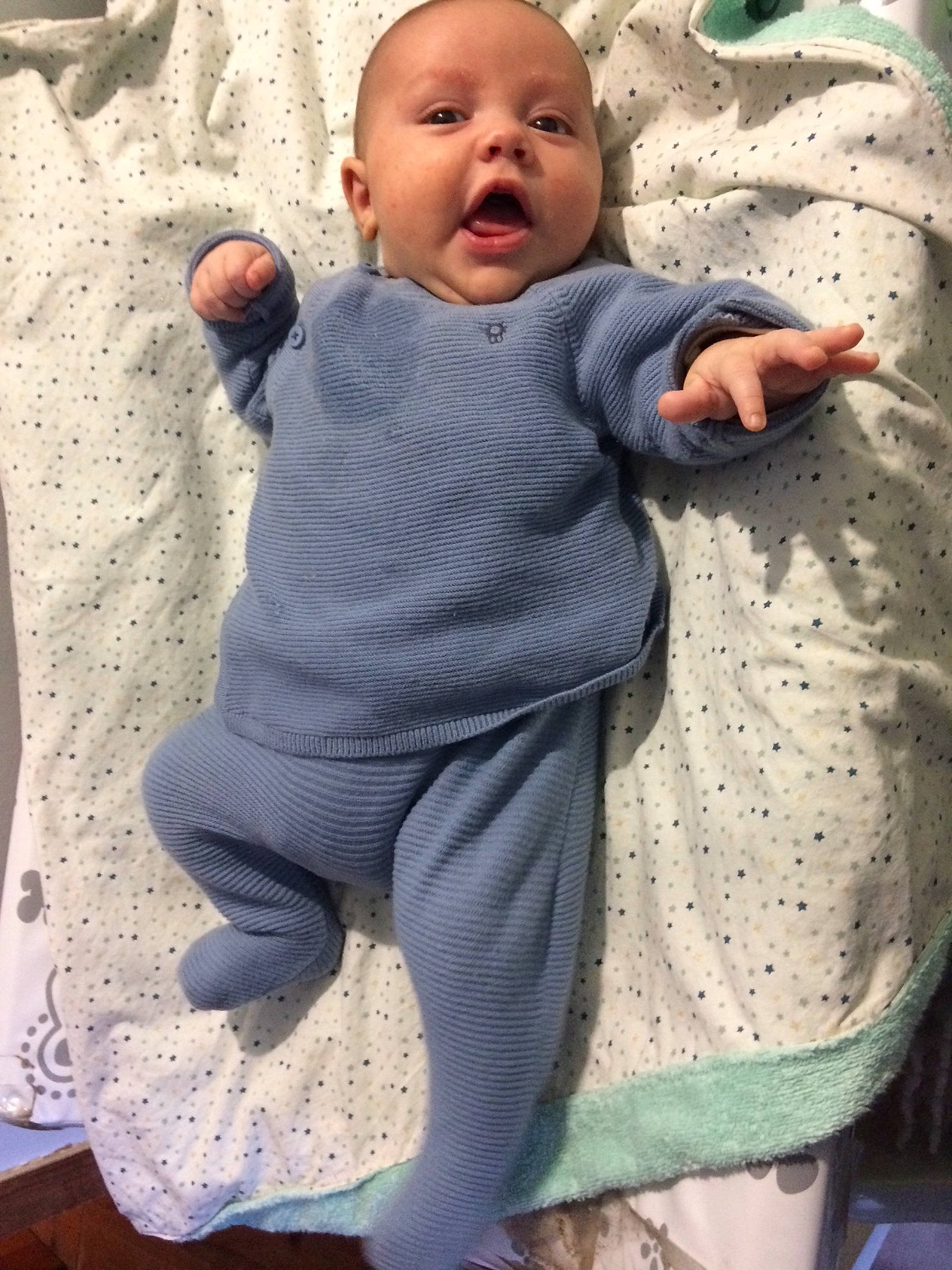 Amaël participe au concours pour gagner de l'argent avec cette photo : baby, baby_toddler_clothing, cheek, eye, face, facial_expression, hand, happy, human_body, joint, leg, outerwear, person, photograph, pink, plant, skin, sleeve, standing, textile