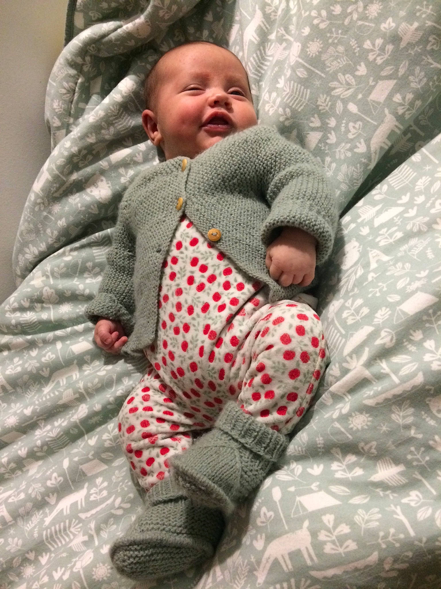 Amaël participe au concours pour gagner de l'argent avec cette photo : baby, baby_products, baby_sleeping, baby_toddler_clothing, bedding, bedtime, carmine, child, comfort, face, grey, linens, pattern, person, room, sitting, skin, sleeve, smile, textile